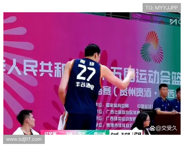 周琦全运会预赛因两次技犯被驱逐 离场前大拇指致意回应 周琦全运会预赛因两次技犯被驱逐 离场前大拇指致意回应